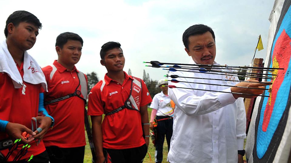 Menpora Imam Nahrawi saat meninjau dan berdialog bersama para atlet Pelatnas Panahan untuk Olimpiade 2016 Rio de Janeiro yang berlatih di lapangan panahan kompleks Gelora Bung Karno, Senayan, Jak Copyright: &copy; Info Kemenpora